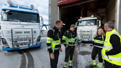 Ansatte foran betongbiler kl 5 om morgenen. Foto. 