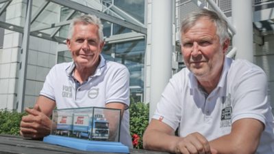 Leif Røvik til venstre og kollega og venn Stein Erik «Guris» Gurigard med modellen av Sties-bilen.