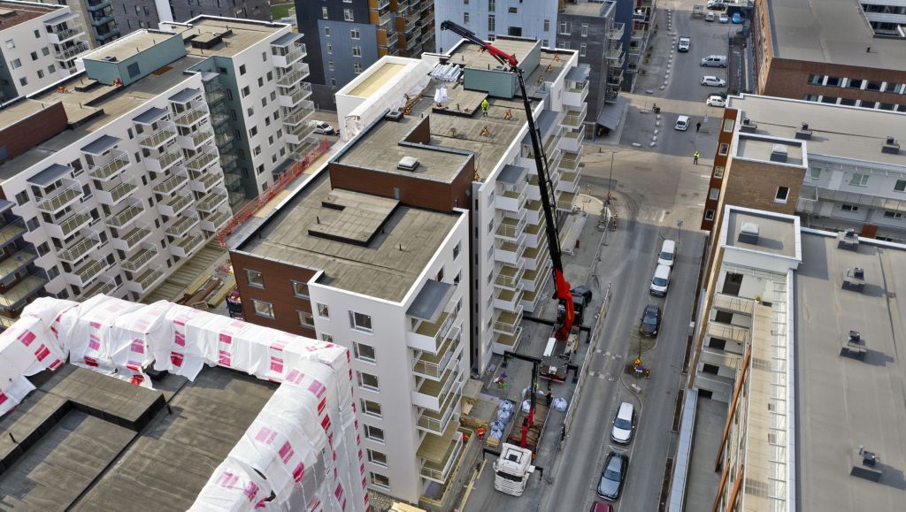 Dronebilde av at kranbilen kan levere varer på motsatt side av taket.  
