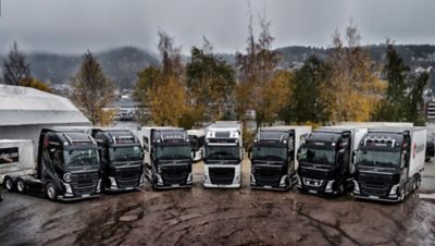 En flott rekke Volvo lastebiler –levert fra fabrikk med bakseter for skolebruk.