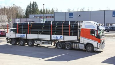 Volvo FH16 med spesialhenger for langt gods. Foto. 