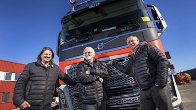 Tre sentrale folk foran Volvo FH16. Foto. 