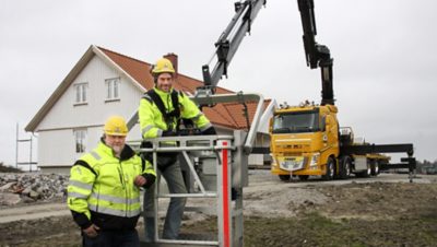Driftsleder Atle Øvrevåge sammen med sjåfør Stian Torgersen.  Foto. 