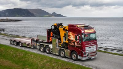 Volvo FH 16 på tur ved kysten. 