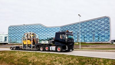 Volvo FH 540 foran et bygg. Foto