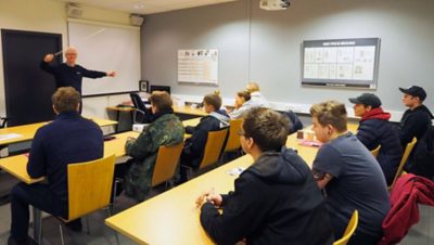 Tor Martin Aabol underviser Volmax sine lærlinger.