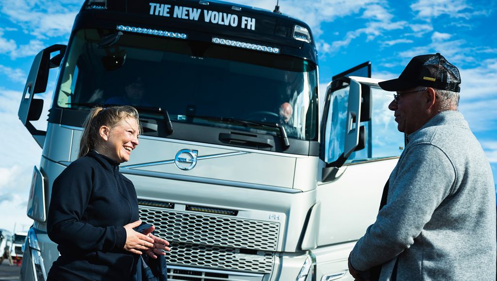 Instruktør og besøkende foran Volvo FH