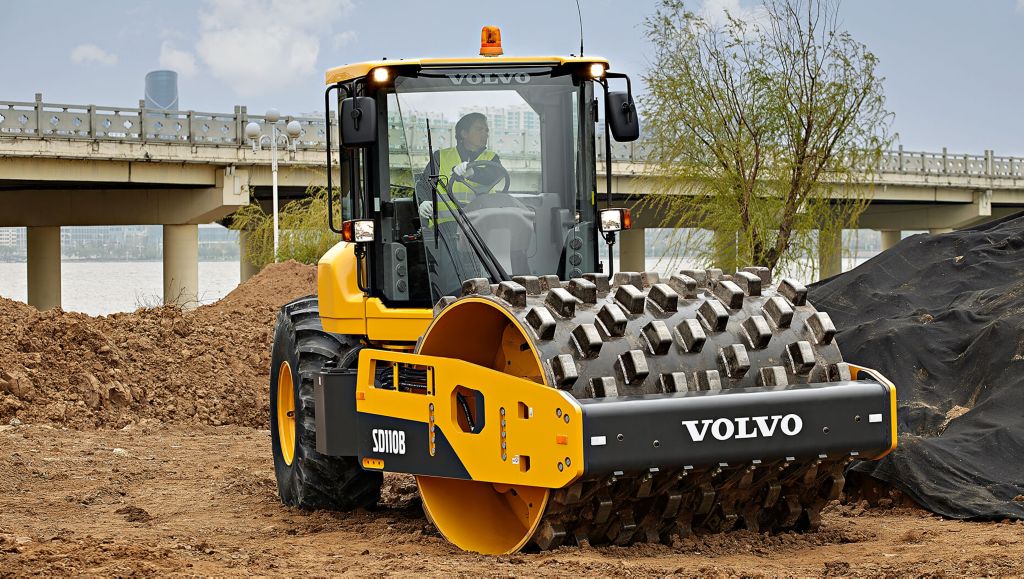 Volvo lança no Brasil novo compactador de solo SD110B