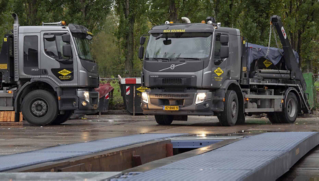 Reax Bouwbak, 2x Volvo FE met portaalarm.