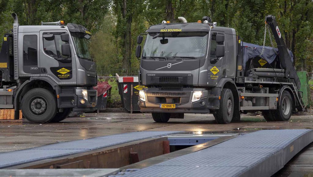 REAX Bouwbak uit de brand met Volvo FE-portaalwagens