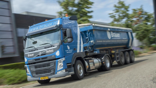 afleveren 3x LNG-Volvo voor Brauer door Nebim in Venlo. 