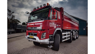 Volvo 8x8 FMX voor Hummel transport in Beilen