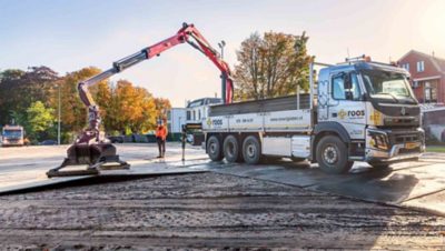 Volvo FMX 460 8x2 tridem met 17 tonmeter-autolaadkraan. "Om het werk voor de chauffeur te vereenvoudigen, wilden wij graag de bediening van de truck en de kraan samenbrengen in één afstandsbediening”, aldus Bas van Nierop van Roos Kunststof Rijplaten Verhuur.