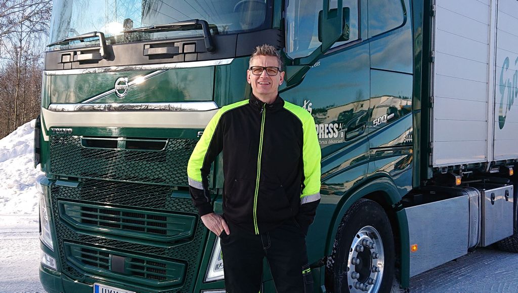 Peter Andersson på P&P Andersson Åkeri framför en av åkeriets bilar.