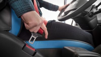 To put on the safety belt takes only a few seconds, but it can save your life.