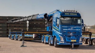 Volvo FH 540 8x2 met 92 tonmeter-autolaadkraan. "Afhankelijk van de lading en de beschikbare ruimte op locatie combineren we de trekker met een dieplader of met een demontabele ballast/laadbak, met of zonder schamelaanhanger", aldus Albert Wieringa van Koko Verhuur.