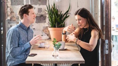 Een man en een vrouw bespreken sollicitaties