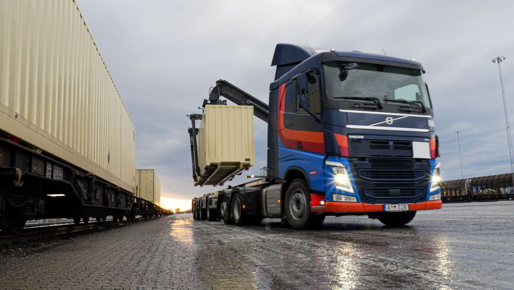Fossilfritt transportflöde med Sandahlsbolagen av Volvo Lastvagnars lastbilshytter mellan fabrikerna i Umeå och Göteborg.