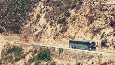 Conductora de autobús detrás del volante