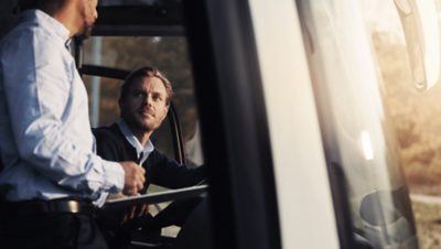 Primo piano di un uomo che guida un autobus 