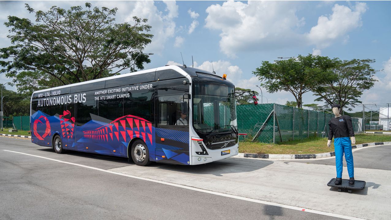 Volvo visar självkörande elbuss i Singapore