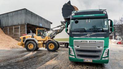 Volvo FH 540 hv ja kuormaaja