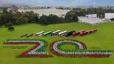 Los más de 1,300 colaboradores de la planta de Tultitlán recordaron los primeros 20 años de Volvo Buses en México, con una foto panorámica que hacía alusión a ese hito. 