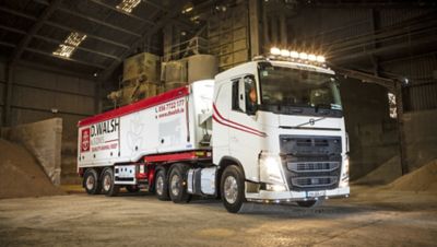 Kilkenny based, D Walsh & Sons Manufacturing Ltd.’s latest Volvo FH 6x2 tractor unit with a tag lift axle hauls a Muldoon tandem rear steer trailer. The combination is giving unparalleled manoeuvrability for restricted space deliveries of animal feed and agricultural supply products.