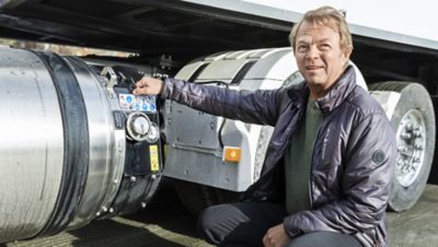 Sylve Törnqvist visar den cylinderformade tanken för den nedkylda gasen.