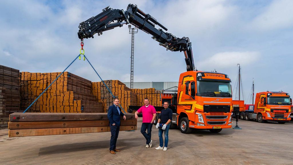 Van der Linden van Sprankhuizen levert nieuwe 500pk bakwagen aan Prins Transport