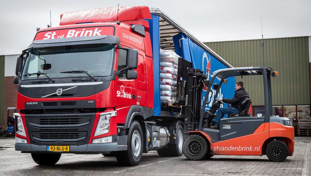 Veertien Volvo LNG-trucks voor St van den Brink