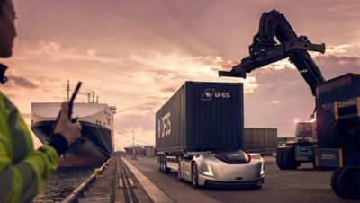 Volvo Trucks 的電動連網自動駕駛車輛 Vera正準備執行第一次任務： 也就是從 DFDS 的物流中心到終站港之間持續往返的貨物運輸流程。 這次的新合作的下一步是將 Vera 運用於實際運輸業務，同時探索這輛車在其他類似任務中的潛力。