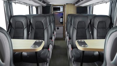 Interni di un autobus turistico con sedili e tavoli