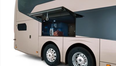 Partie arrière d'un autobus avec trappes à bagages ouvertes