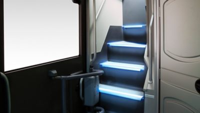 Osvětlené schody v interiéru autobusu