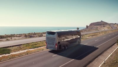 Volvo Double Decker conduciendo a lo largo de un lago