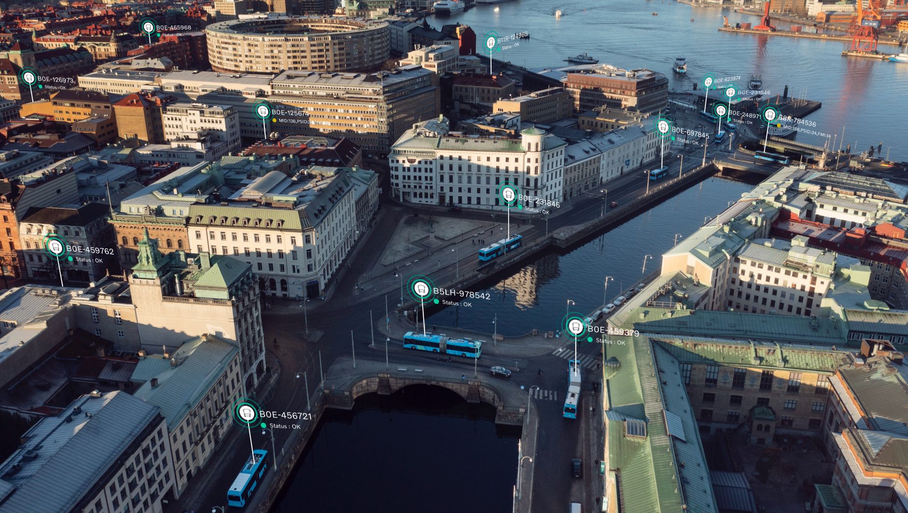 Flygbild som visar en stad och dess hamn. Bilden har överlagrad grafik.