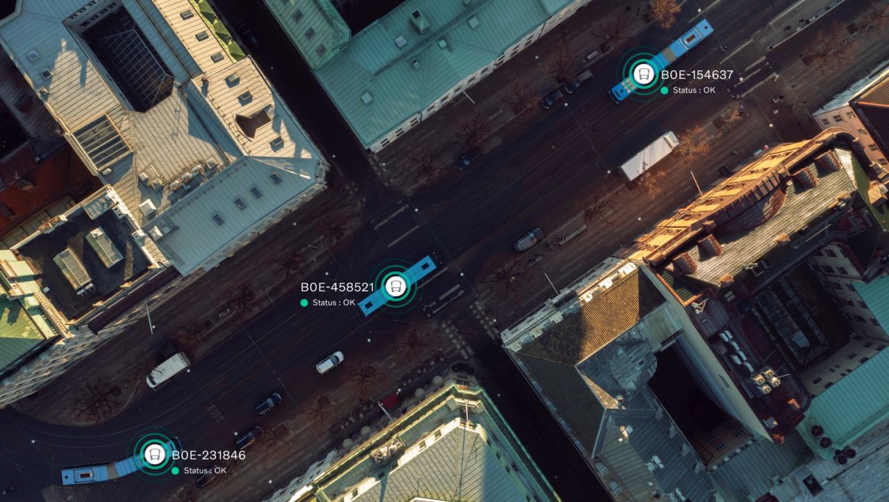 Luftaufnahme einer verkehrsreichen Straße in einer Stadt einschließlich Grafiküberlagerungen