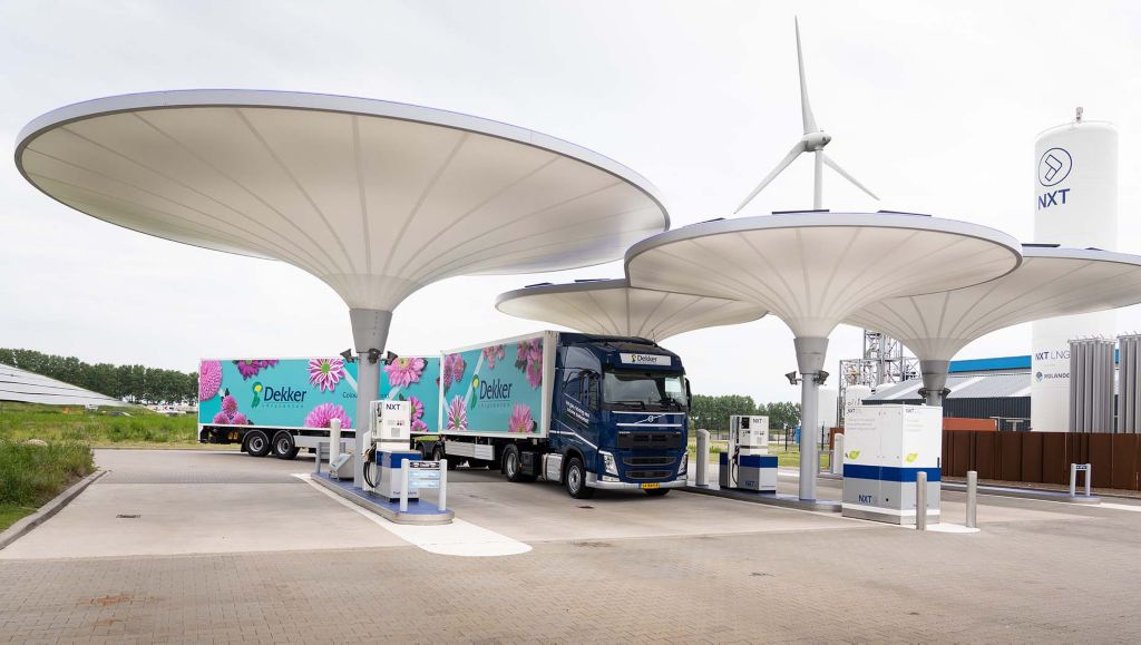 LZV’s (Lange Zware Vrachtvoertuigen) of eco-combi’s zijn truck- en trailercombinaties die de standaard EU-beperkingen van 18,75 meter/44 ton overschrijden.