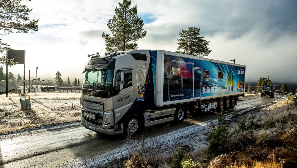 Skidskyttelandslagets nya Volvo FH med I-save.