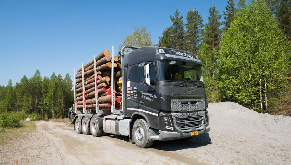 Volvo FH16 tiellä