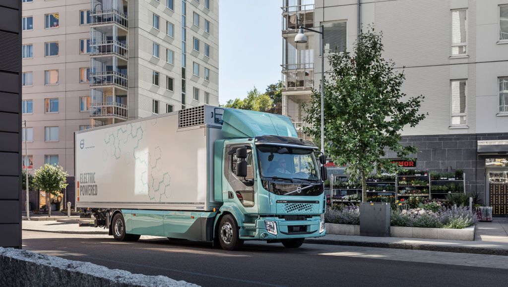 Der Volvo FL Electric, Volvo's erstes vollelektrisches Fahrzeug, für den städtischen Lieferverkehr, die Abfallwirtschaft und andere Aufgaben. 