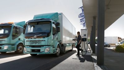 Volvo trucks aan een laadstation