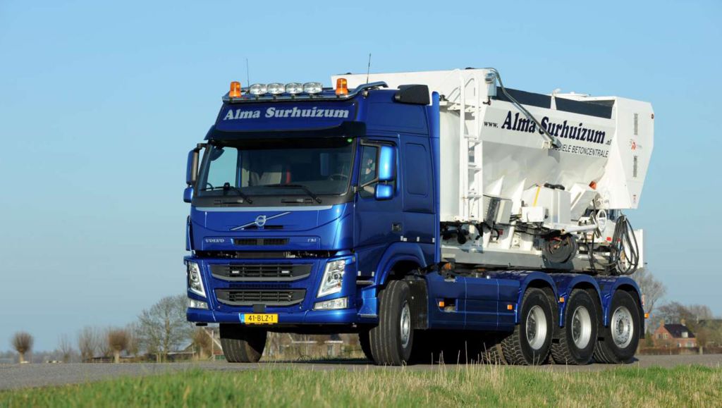 Volvo FM 420 8x4 als mobiele betoncentrale voor Alma