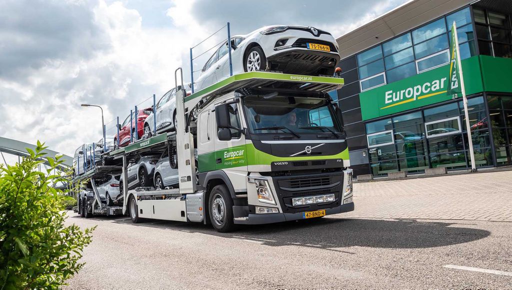 Volvo FM autotransporter voor Europcar