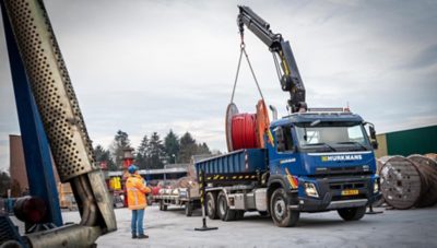 Volvo FMX 330 6x2-containerwagen met 22 tonmeter-autolaadkraan. "De nieuwe truck moest aan een aantal specifieke eisen voldoen, onder meer qua hoogte”, aldus Bart Hurkmans van Hurkmans.