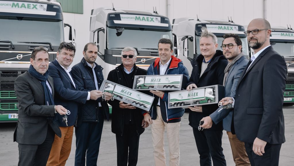 Volvo Truck Rental livre 10 FH à Maex