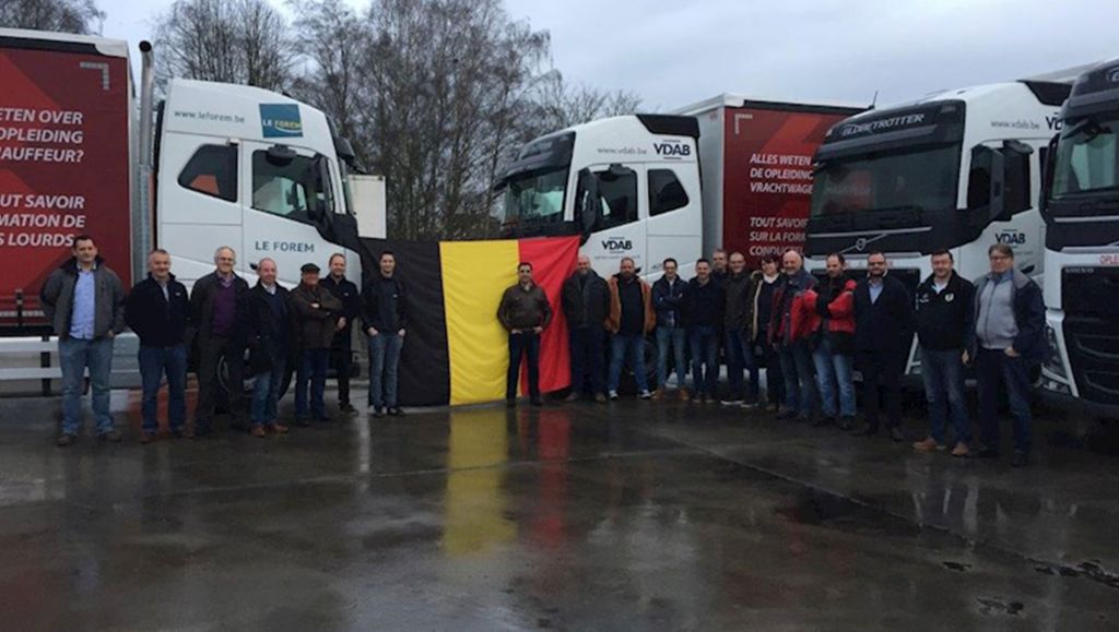 Volvo Trucks levert 14 opleidingsvoertuigen aan Sociaal Fonds Transport en Logistiek