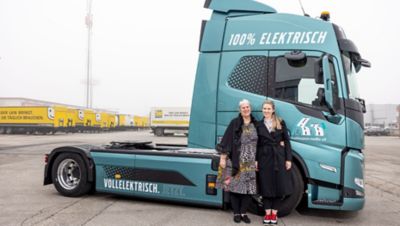 Der erste in Österreich ausgelieferte schwere Elektro-Lkw von Volvo Trucks ist unter der Flagge von hofmann & neffe gmbh unterwegs. Am Bild (v.r.): Elisabeth Andrieux, Geschäftsführerin von hofmann & neffe gmbh und ihre Mutter Eva Danninger.
