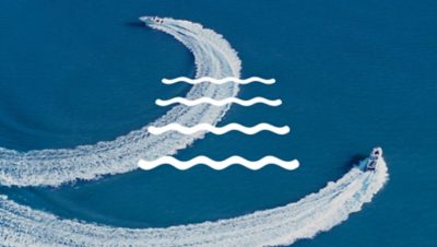 Weiße Illustration vier horizontaler Wellen über zwei Motorbooten, die auf dunkelblauem Meer eine Linkskurve fahren